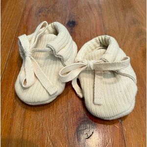 Quincy Mae 0-3 booties